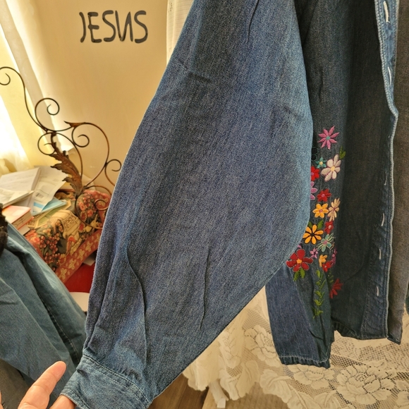 (2838) Silver Threads, Women's,  Size Medium,Denim button down Shirt, - Picture 2 of 8